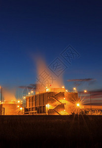 夜间燃气涡轮机发电厂蒸气冷却塔行业体夜晚图片