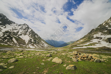 查谟和克什米尔的洛基山脉和绿地水平的岩石高加索图片