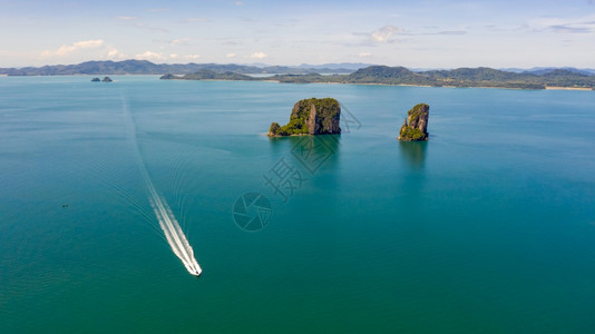 天堂泻湖海洋岛屿和游船旅者泰国两Krabi海浪图片