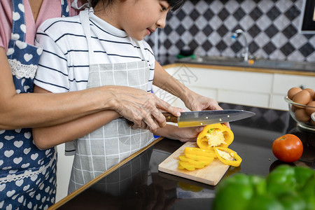 享受快乐的家庭有爸妈和她们的女儿在厨房一起烹饪笑声团结孩子图片