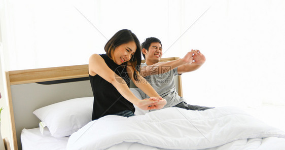 亚洲情侣睡在床上醒来的亚洲情侣早上完全休息喜悦别健康图片