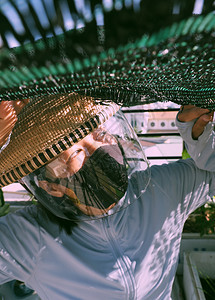 防止冠状的有趣户外概念越南妇女戴黑色面罩和带挡风玻璃的竹帽闭着眼睛仰望阳光明日的天空使阴影和变得令人惊叹为了创建太阳图片