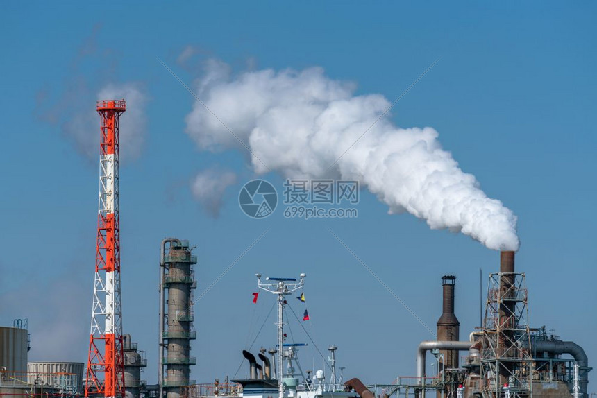 工程河流沿岸业区石油炼厂的工时场景其中含有蒸汽烟工厂和业污染概念在工作时段行业气体图片