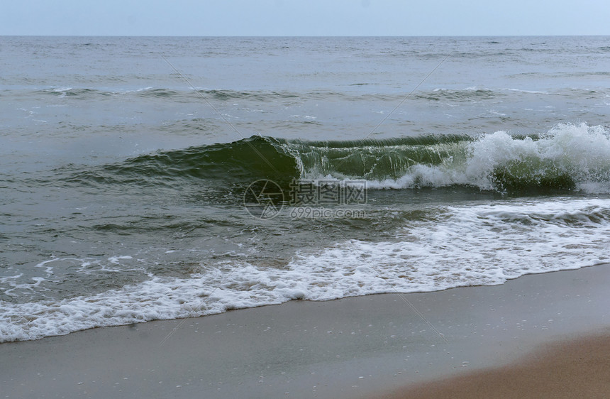 海岸沙滩上的浪波图片