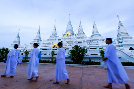 笏撤退一群身着白色传统服装的佛教妇女在泰国AsokaramUposathaDayWatAsokaram的白塔前做达摩习俗优点图片