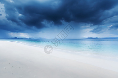 透过岛屿环境宁静的海滩观看气候变化概念Soft聚焦于风暴云上SowftFocusonthestormcloud神奇柔软的图片