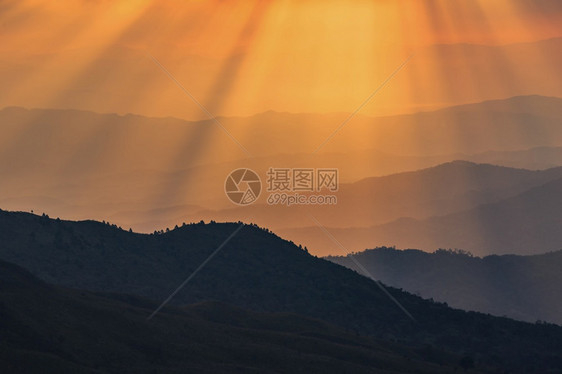 夕阳下的群山风光图片