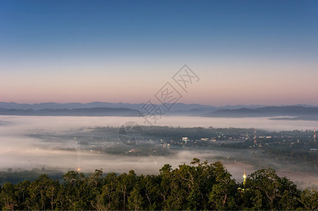 云雾缭绕的山谷峡谷图片