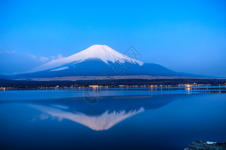 亚洲河山峰和雪的反射亚马纳卡湖前方草原地林木桥位置在日语中旅行图片