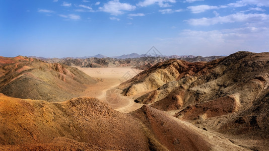 矿物万里无云在埃及的石头沙漠中有着许多颜色的美丽山峰和的丘突尼斯图片