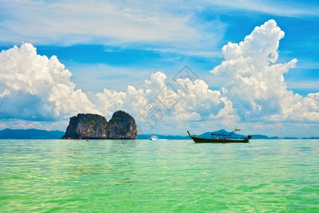 假期亚洲泰国安达曼海高悬崖与树木泻湖图片
