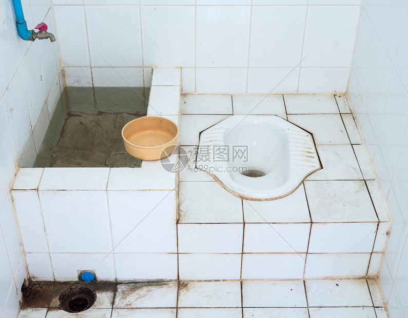 农村老的恶心在泰国乡村边小寺庙内用塑料水碗的肮脏公共厕所和塑料水壶图片
