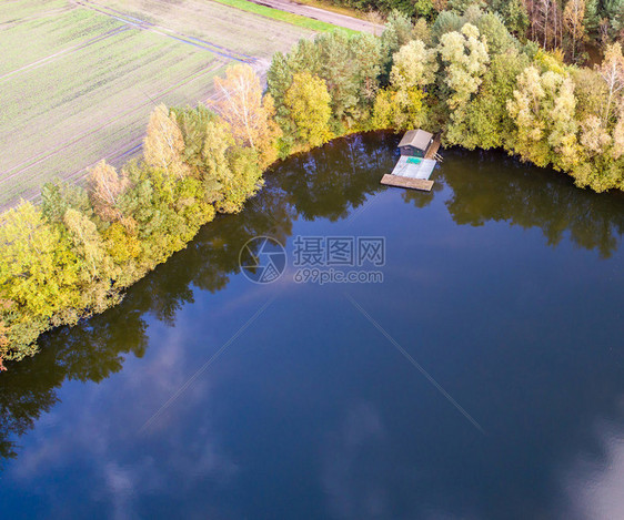 欧洲在池塘角落的渔捞小屋用无人驾驶飞机空中观光钓鱼蓝色的图片