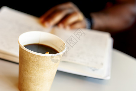 食物一杯咖啡个黑人在背面看一本书和咖啡起休息阵子商业棕色的图片