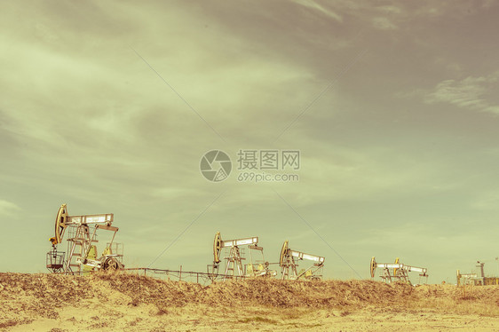 工业的油田上泵千斤顶夏日蓝天背景提取石油概念调子泵千斤顶石油概念桶一种图片