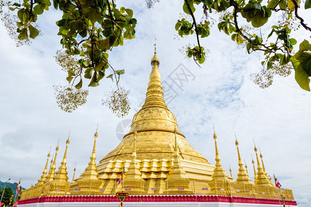 艺术TachileikShwedagonPaya塔是仿照缅甸掸邦Tachileik镇泰国边境附近的旅游景点ShwedagonPa图片