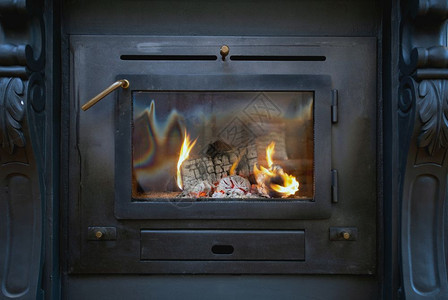 纵深黑木烧焦炉灶与火烈古董设计相近内地有心红黑木烧焦炉灶与火古董设计相近燃烧老的树图片