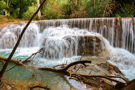 普拉邦老挝LuangPraprabang的美丽风景浅瀑布图片