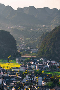 顶峰风景优美旅行万芬格林家地质公园森林十万山峰被的种子花卉田和村落图片