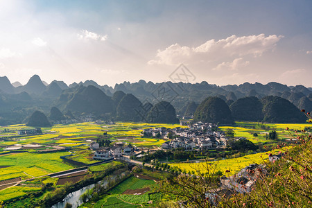 自然的旅行中万芬格林家地质公园森林十万山峰被的种子花卉田和村落图片