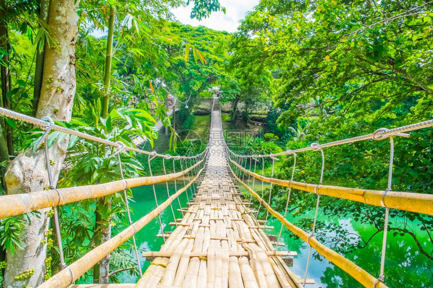 高度绞刑在菲律宾热带森林的河上悬浮桥挂竹布人菲律宾徒步旅行图片