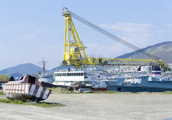 海景在Kamchatka船只港口装起重机的船只在港口装起重机门户14外图片