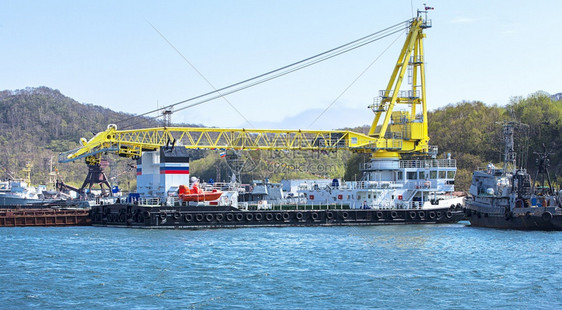 在Kamchatka船只港口装起重机的船只在港口装起重机漂浮的商业天空图片