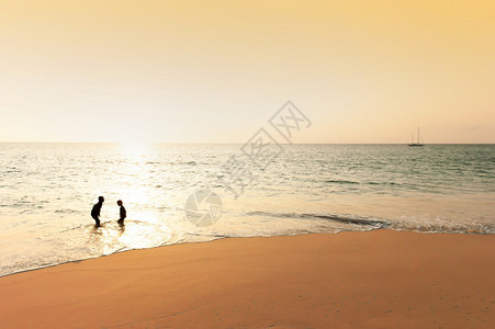 两个亚裔男孩在日落海滩玩得开心夏天在泰国南部的PhangNgaSilhouetteMotion笑亚洲松弛图片