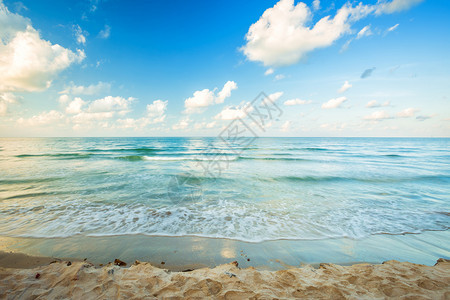 尖竹汶府阳光清晨日出美丽沙滩海浪在上边的地平线在泰国尚塔胡里海滨场景图片