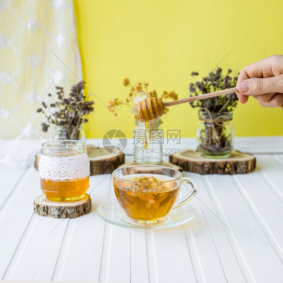 太阳喝日出一杯热茶木桌和园背景一杯热茶木桌上图片