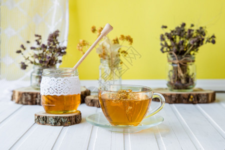 种植园物叶子一杯热茶木桌和园背景一杯热茶木桌上图片