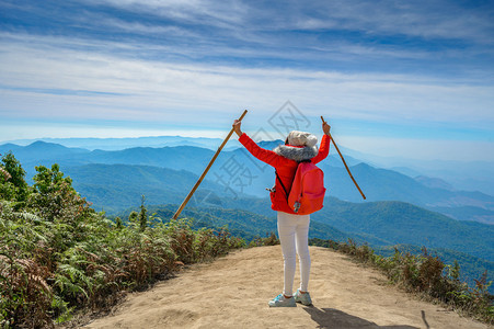 健康青年在泰国清迈DoiInthanon的山顶上行走夏天运动图片