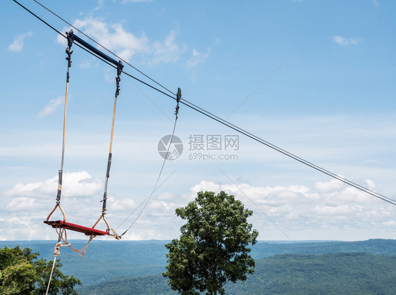 戳高金属摆动悬在泰国菲特萨努洛克高山附近巨大的快乐图片