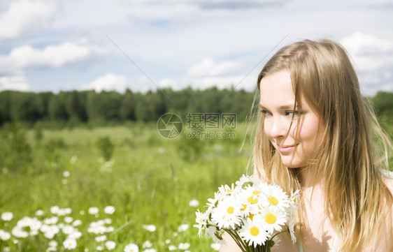 年轻的女孩们带着鲜花的笑女户外美丽图片