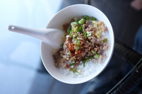 健康软煮米饭和小肉猪Conggee白饭基本的图片