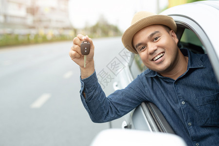 手势买家在车旁边拿着钥匙开心快乐汽车男人图片