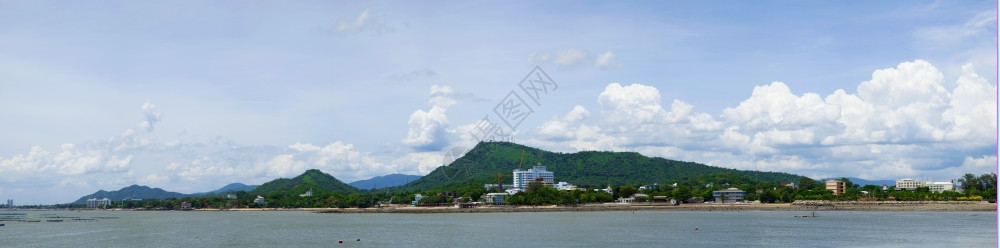 美丽的清扫海岸沿线空中建筑物Cleantheairbuildingbehind欧洲天空图片