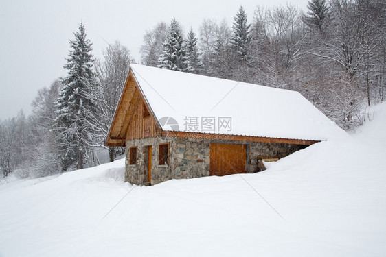 冬季雪地里的木屋图片