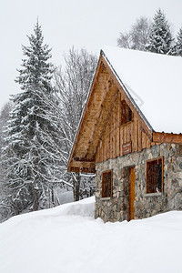 冬季雪地里的木屋图片