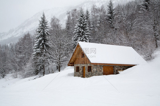 冬季雪地里的木屋图片