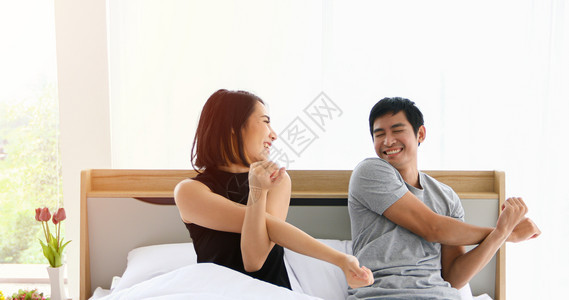 男人亚洲情侣睡在床上醒来的亚洲情侣早上完全休息坐着苏醒图片