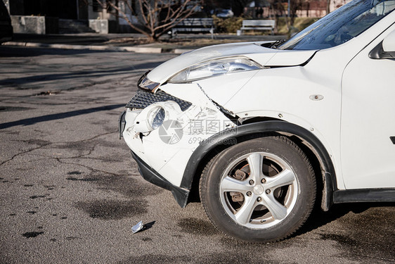 在道路上发生事故后检查汽车祸或事故前翼和右大灯损坏保险杠和划痕汽车零件损坏或特写前翼和右大灯坏了保险杠上的损坏和划痕破的汽车零件图片