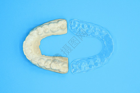 牙齿石膏印模具和透明牙齿矫正器图片