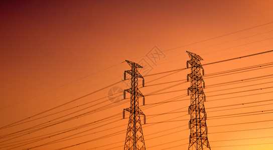 轮廓力量电气极和能源支持工厂概念高压电网塔配有线电缆的高压柱和线以及日落天空电线美丽的红橙色日落天空图片