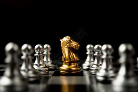 金象棋赛马站在其他国际象棋旁领袖概念必须在竞争领导力和商业愿景方面有勇气与挑战才能赢得商业游戏的胜利掌权者棋盘金融的战略图片