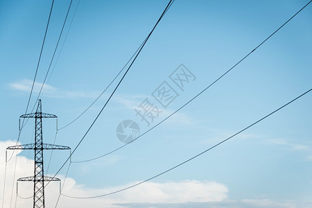 网格极电线塔与天空和云对抗的电线塔由能源公司Landscape用高压电台和线输送力金属丝背景图片