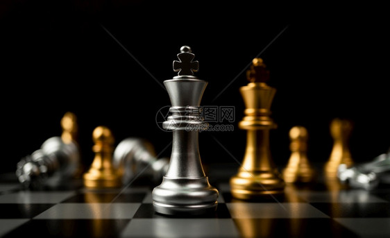 站在其他象棋前的银王一个领袖的概念必须在竞争领导才能和商业愿景方面有勇气和挑战以便赢得商业游戏的胜利在比赛领导力和商业远见中领导图片
