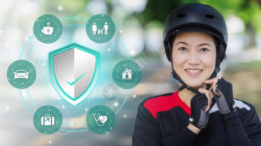 风险象征BikeHelmet戴头盔的亚洲妇女骑自行车者保险政策服务概念设计保险盾家庭之金融汽车旅行和健康保险护等种准备好的图片