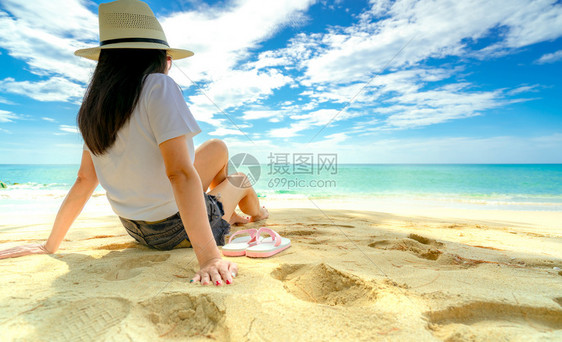 女子在海边享受假期图片