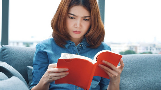 拿着书籍的人图片